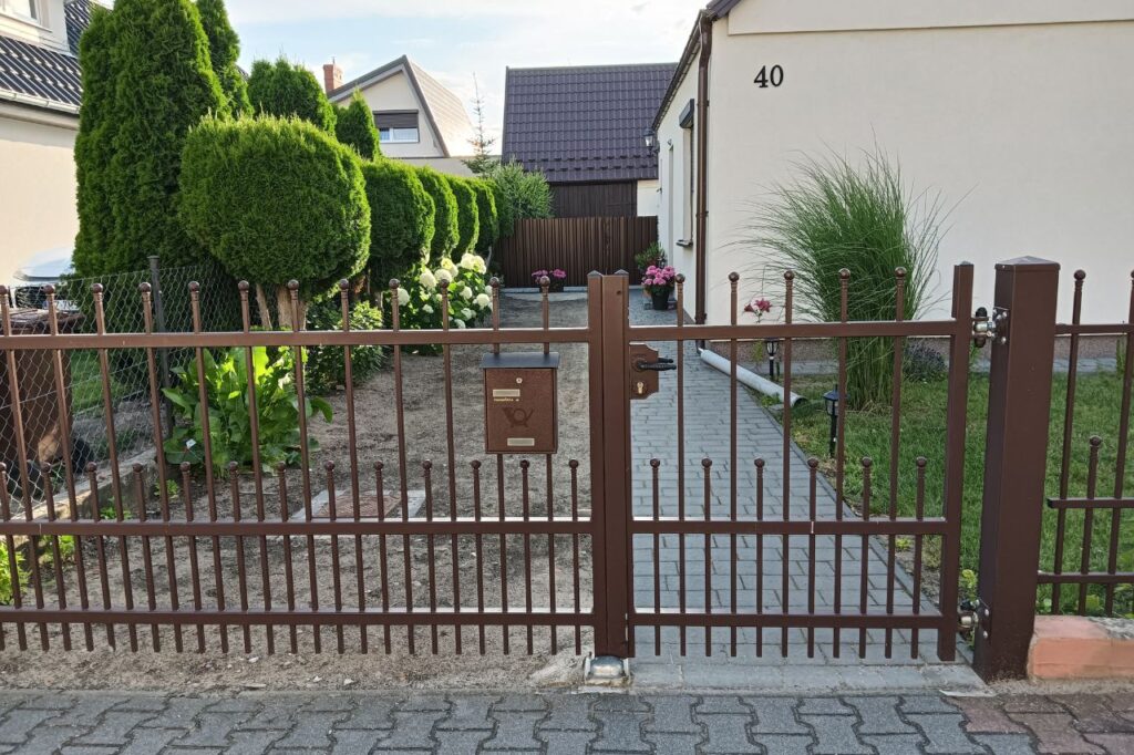 ogrodzenie klasyczne z furtką przy domu jednorodzinnym