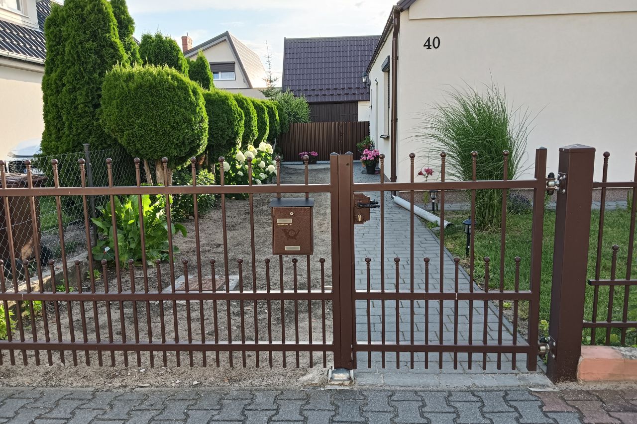 ogrodzenie klasyczne z furtką przy domu jednorodzinnym