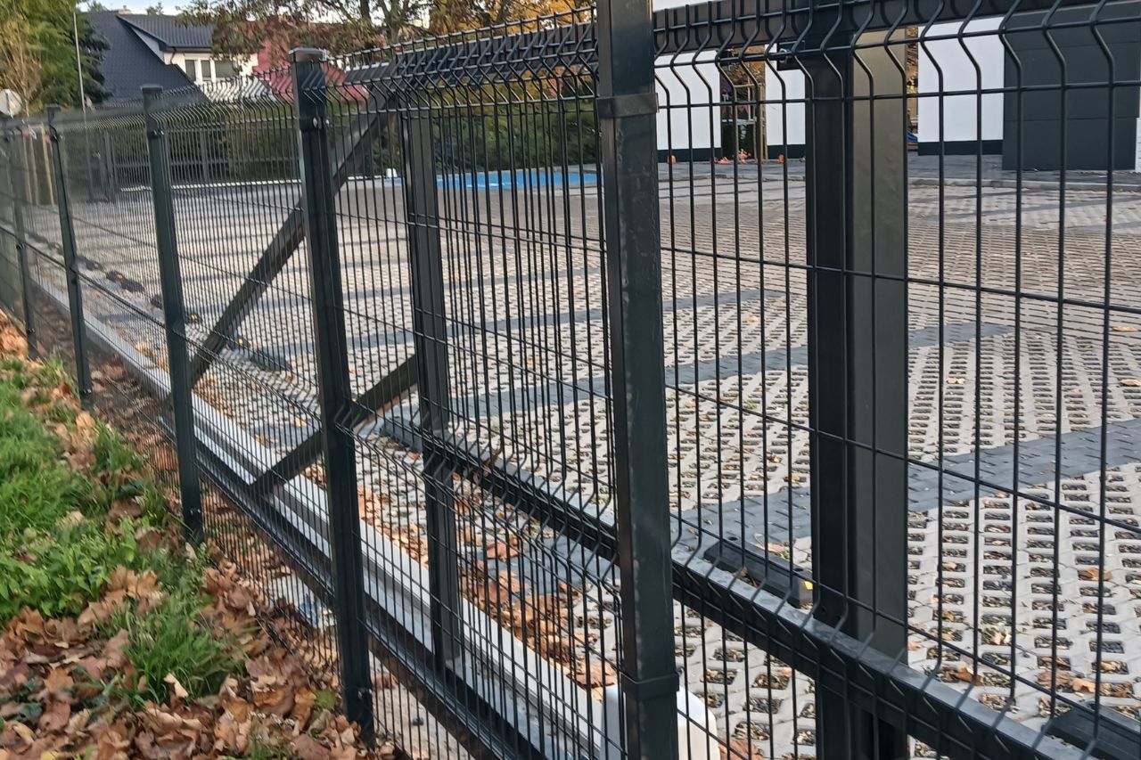 ogrodzenie panelowe przy parkingu i chodniku