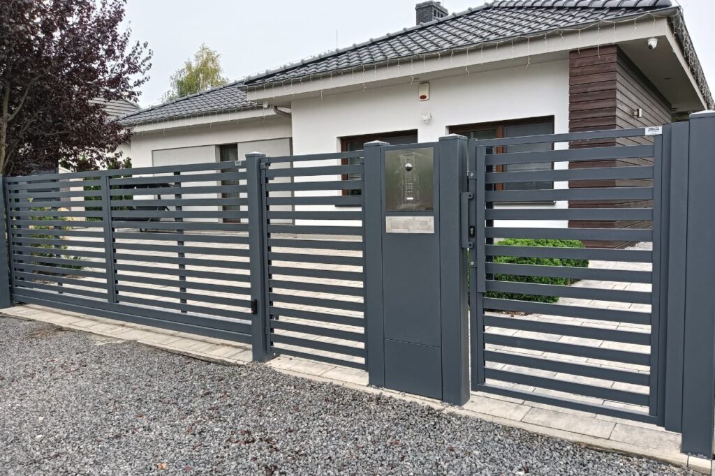 brama z furtką i skrzynką multimedialną przy domu