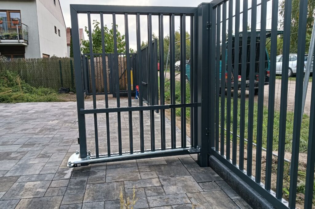 brama dwuskrzydłowa przy posesji