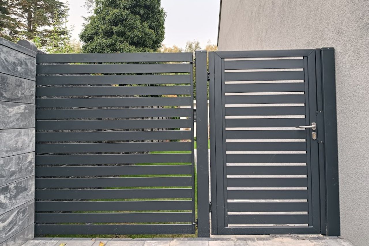 furtka pozioma metalowa dopasowana do ogrodzenia