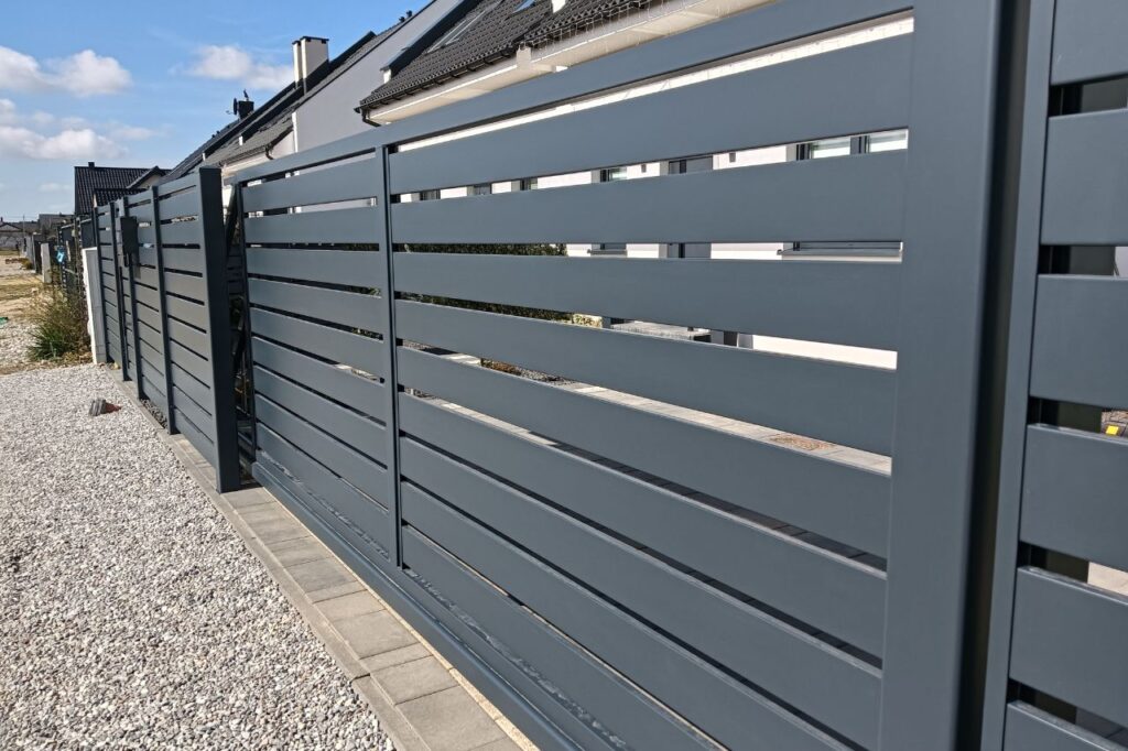 ogrodzenie poziome nowoczesne przy domu