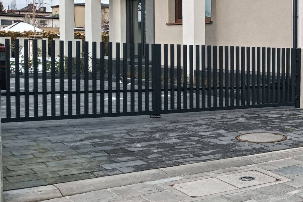 ogrodzenie pionowe metalowe przy posesji