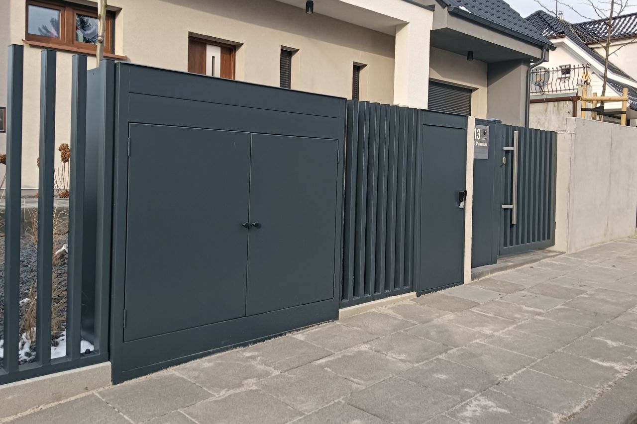 nowoczesne ogrodzenie z zabudową skrzynek przy domu